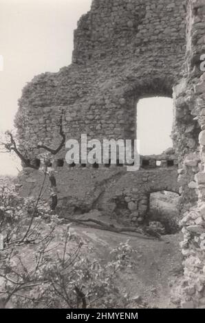 Vintage-Foto über eine epische mittelalterliche Burgruine. Foto wurde aufgenommen bei 1910er Quelle: Originalfotos ZUSÄTZLICHE-RECHTE-FREIGABE-INFO-NICHT-VERFÜGBAR Stockfoto