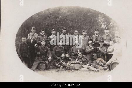 Vintage-Foto über das österreichisch-ungarische Reich oder das Königreich Preußen Offiziere und ihre Familie versammeln sich für ein Foto. Quelle: Originalfotos ADDITIONAL-RIGHTS-CLEARANCE-INFO-NOT-AVAILABLE Stockfoto