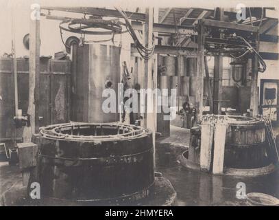 Alte Fassfabrik aus den 1960er Jahren. Fässer mit diesen Druckmaschinen herstellen. Quelle: Originalfotos ADDITIONAL-RIGHTS-CLEARANCE-INFO-NOT-AVAILABLE Stockfoto