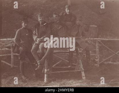Vintage-Foto über die Militäroffiziere des österreichisch-ungarischen Reiches versammeln sich für ein Foto an der Front. Quelle: Originalfotos ADDITIONAL-RIGHTS-CLEARANCE-INFO-NOT-AVAILABLE Stockfoto
