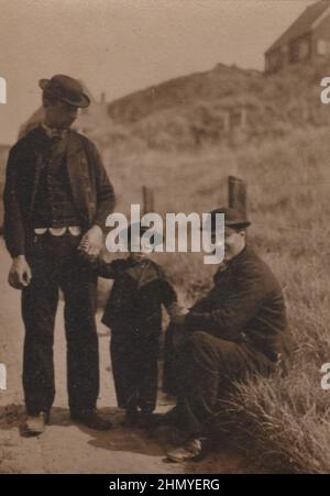 19. Century USA Männer Foto. Alle tragen Hüte mit abgerundeten Kronen / United States Boys' hat Chronologie / Quelle: Originalfotos ADDITIONAL-RIGHTS-CLEARANCE-INFO-NOT-AVAILABLE Stockfoto