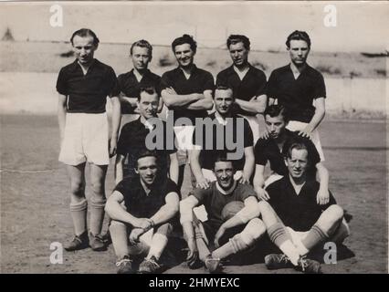 Quelle: Originalfotos ZUSÄTZLICHE-RECHTE-FREIGABE-INFO-NICHT-VERFÜGBAR : Vintage-Foto über eine Profifußballmannschaft Stockfoto