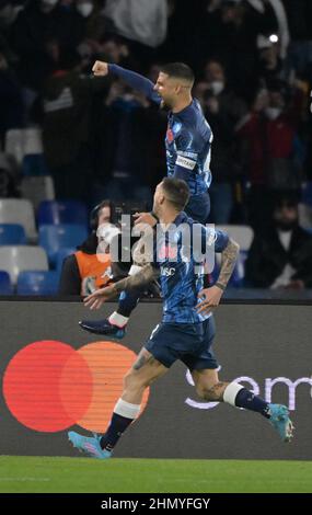 Neapel. 12th. Februar 2022. Lorenzo Insigne von Napoli feiert sein Tor während eines Fußballspiels der Serie A zwischen Napoli und dem FC Inter in Neapel, Italien, am 12. Februar 2022. Quelle: Alberto Lingria/Xinhua/Alamy Live News Stockfoto