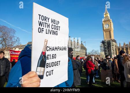 London, Großbritannien, 12. Februar 2022. Mann hält Zeichen "Champagne Budget Cut" Parliament Square aus Protest gegen den Anstieg der Kraftstoffpreise und Kosten für Liv Stockfoto