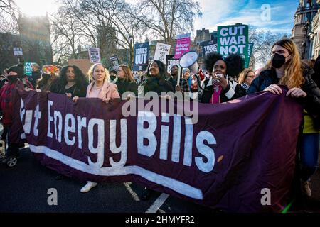 London, Großbritannien, 12. Februar 2022. Aktivisten versammelten sich im Zentrum Londons, um gegen die steigenden Kraftstoffpreise und Lebenshaltungskosten zu protestieren. Stockfoto