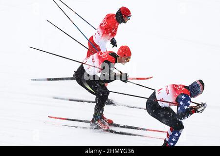 Zhangjiakou, China. 13th. Februar 2022. Langlauf/Langlauf, Olympische Spiele, Staffel 4 x 10 km, Männer, im National Cross-Country Ski Center, Janosch Brugger (M) aus Deutschland, Luke Jager (r) aus den USA und Dario Cologna aus der Schweiz sind die Startläufer für ihre Teams. Quelle: Daniel Karmann/dpa/Alamy Live News Stockfoto