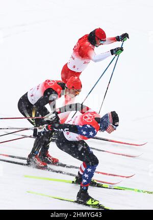 Zhangjiakou, China. 13th. Februar 2022. Langlauf/Langlauf, Olympische Spiele, Staffel 4 x 10 km, Männer, im National Cross-Country Ski Center, Janosch Brugger (M) aus Deutschland, Luke Jager (r) aus den USA und Dario Cologna aus der Schweiz sind die Startläufer für ihre Teams. Quelle: Daniel Karmann/dpa/Alamy Live News Stockfoto