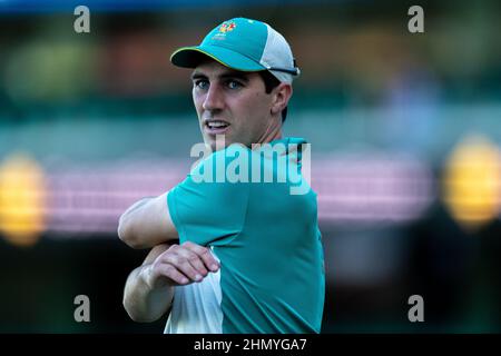 Sydney, Australien. 13th. Februar 2022. Pat Cummins aus Australien erwärmt sich vor dem zweiten Spiel der internationalen Serie T20 zwischen Australien und Sri Lanka am 13. Februar 2022 in Sydney, Australien, auf dem Sydney Cricket Ground. (Nur für redaktionelle Verwendung) Credit: Izhar Ahmed Khan/Alamy Live News/Alamy Live News Stockfoto