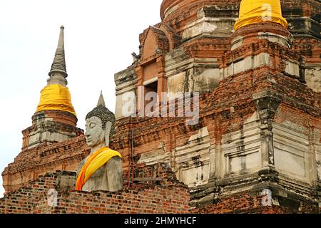 Ein großes Buddha-Bild des Haupt-Stupa(Chedi) des Wat Yai Chai Mongkhon Tempels im Ayutthaya Historical Park, Thailand Stockfoto