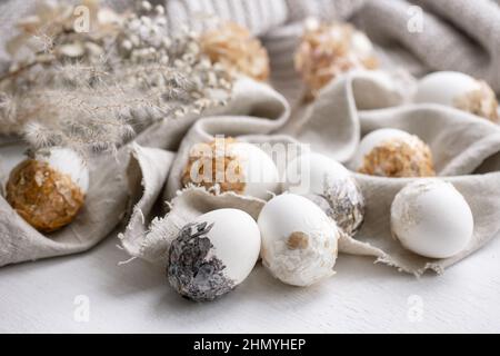Ostern festlicher Hintergrund mit dekorativen Eiern in Pastellfarben. Stockfoto