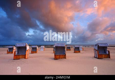 Strand an der Küste der Ostsee bei Sonnenaufgang, Kolobrzeg, Polen Stockfoto