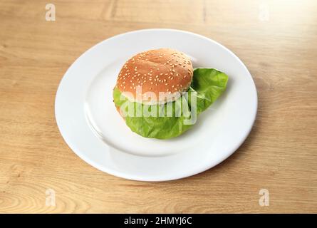 Köstlicher Hamburger auf einem weißen Teller Stockfoto