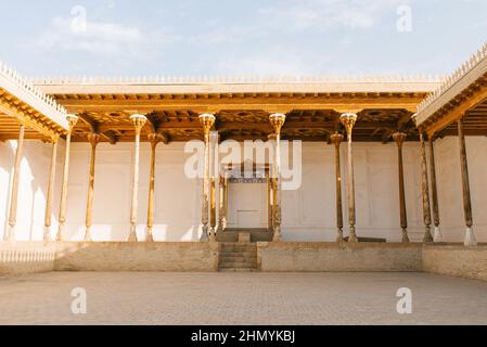 Buchara, Usbekistan. Dezember 2021. Innenhof mit Säulen in der Zitadelle Stockfoto