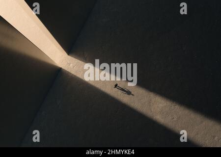 Ein fifi Mann Charakter allein Blick auf Tore des Lichts. Abstraktes Science-Fiction-Konzept. 3D Rendern Stockfoto