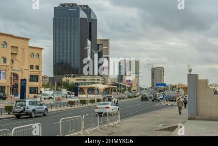 Doha, Katar - Januar 16th 2022: Die C-Ringstraße in Al Sadd bei Sonnenuntergang in Doha, Katar Stockfoto