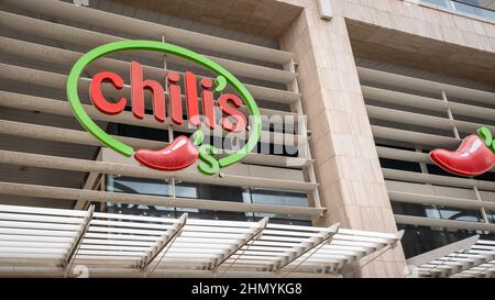 Doha, Katar - Januar 16th 2022: Chillis Restaurant-Schild in Doha, Katar Stockfoto