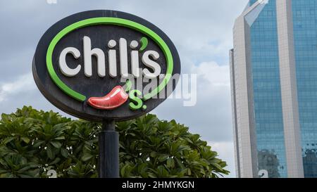 Doha, Katar - Januar 16th 2022: Chillis Restaurant-Schild in Doha, Katar Stockfoto