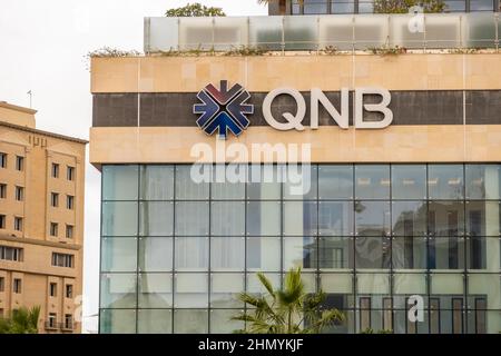 Doha, Katar - Januar 16th 2022: Logo der Qatar National Bank an der Seite eines Gebäudes in Doha, Katar Stockfoto