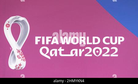 Doha, Katar - Januar 16th 2022: Nahaufnahme des Logos der FIFA Fußball-Weltmeisterschaft Qatar 2022 Stockfoto