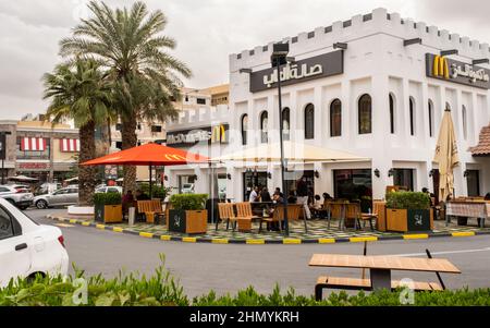 Doha, Katar - Januar 16th 2022: Ein McDonald's-Restaurant, in dem draußen in Doha, Katar, Leute sitzen Stockfoto