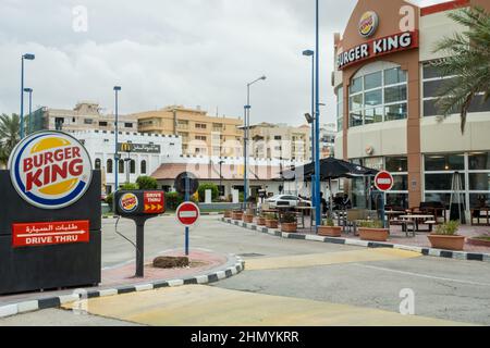 Doha, Katar - Januar 16th 2022: Ein Burger King Store, in dem Leute draußen in Doha, Katar, sitzen Stockfoto