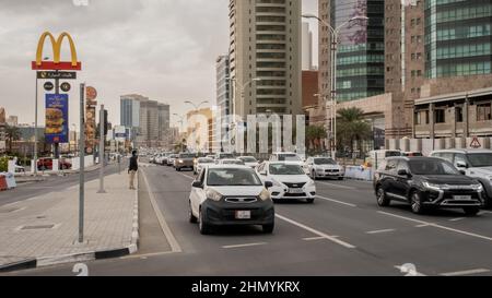 Doha, Katar - Januar 16th 2022: Verkehr auf der C Ring Road im Zentrum von Doha während der Hauptverkehrszeit, Katar Stockfoto
