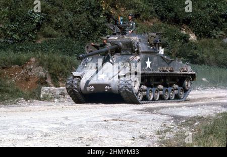 US ARMY / United States Army Kampfpanzer / Tank M4A3 Sherman - in Süd Korea nach dem Waffenstillstandsabkommen des Korea Krieg / in Sout Korea nach dem Waffenstillstandsabkommen des Koreakrieges Stockfoto