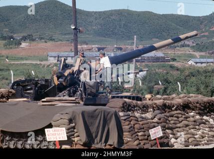 US ARMY / United States Army Selbstfahrschütz (Selbstfahrlafette) M107 175 mm / Self-Propelled Gun M107 6,9 inch - in Süd Korea nach dem Waffenstillstandsabkommen des Korea Krieg / in Sout Korea nach dem Waffenstillstandsabkommen des Koreakrieges Stockfoto