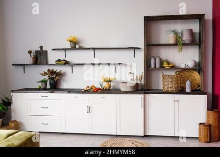 Kücheneinrichtung im skandinavischen Stil in weißen und braunen Farben Stockfoto