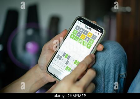 Bangkok, Thailand - 13. Februar 2022: Ein Smartphone-Nutzer spielt Wordle, ein Online-Wortspiel. Stockfoto