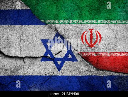 Vollformatfoto mit verwitterten Fahnen Israels und des Iran, gemalt auf einer rissigen Wand. Iran-Israel Stellvertreterkonflikt, Krieg oder kalter Krieg Konzept. Stockfoto