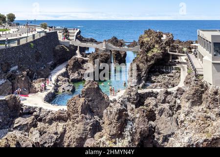 PORTO MONIZ, PORTUGAL - 23. AUGUST 2021: Dies sind gemeinsame ausgestattete natürliche Lavabecken. Stockfoto