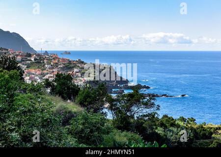 SEIXAL, MADEIRA - 23. AUGUST 2021: Dies ist ein Blick auf eine Küstensiedlung an der Nordwestküste der Insel. Stockfoto