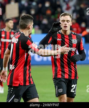 Leverkusen, Deutschland. 12th. Februar 2022. Florian Wirtz (R) aus Leverkusen feiert den Torschuss beim Bundesliga-Fußballspiel der ersten Bundesliga zwischen Bayer 04 Leverkusen und dem VfB Stuttgart in Leverkusen, Deutschland, 12. Februar 2022. Quelle: Joachim Bywaletz/Xinhua/Alamy Live News Stockfoto