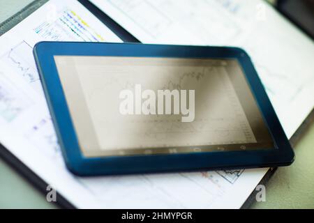 Tablet-Computer mit der zunehmenden Zeit und finanzielle Dokumente Stockfoto