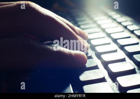 Tippen Sie mit den Händen von oben auf die Computertastatur. Stockfoto