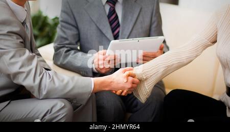 Geschäft Leute die Hände schütteln, bis Beendigung einer Versammlung Stockfoto