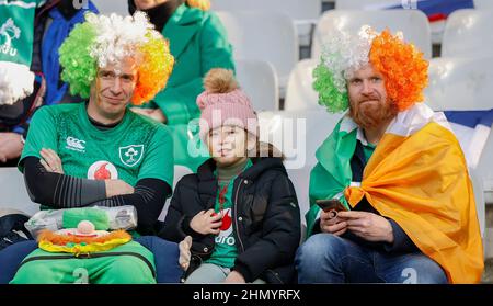 Paris, Frankreich. 12th. Februar 2022. Irische Fans beim Spiel zwischen FRANKREICH und IRLAND, Spiel der sechs Nationen im Stade De France Stadion, am 12 2022. Februar in Paris, Frankreich. Foto von Loic BARATOUX/ABACAPRESS.COM Quelle: Abaca Press/Alamy Live News Stockfoto