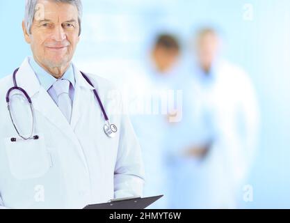 Portrait von freundlich lächelnden Mann Arzt Stockfoto