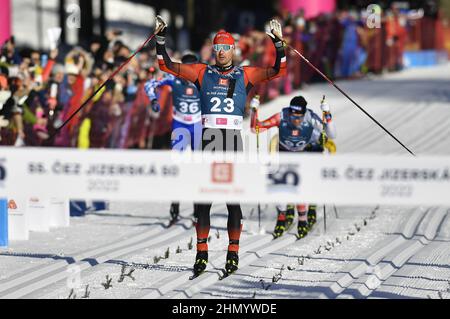 Bedrichov, Tschechische Republik. 13th. Februar 2022. Der norwegische Andreas Nygaard feiert den Sieg nach dem internationalen Ski Classics Tour-Langlaufrennen Jizerska padesatka 50km in Bedrichov bei Liberec, Tschechien, 13. Februar 2022. Kredit: Radek Petrasek/CTK Foto/Alamy Live Nachrichten Stockfoto