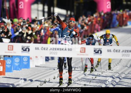 Bedrichov, Tschechische Republik. 13th. Februar 2022. Der norwegische Andreas Nygaard feiert den Sieg nach dem internationalen Ski Classics Tour-Langlaufrennen Jizerska padesatka 50km in Bedrichov bei Liberec, Tschechien, 13. Februar 2022. Kredit: Radek Petrasek/CTK Foto/Alamy Live Nachrichten Stockfoto