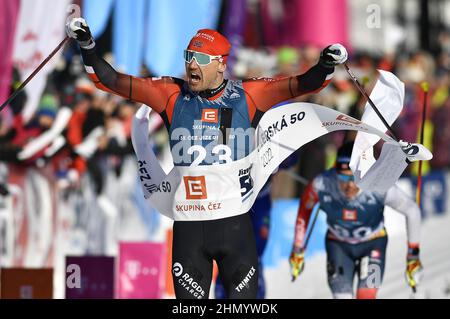 Bedrichov, Tschechische Republik. 13th. Februar 2022. Der norwegische Andreas Nygaard feiert den Sieg nach dem internationalen Ski Classics Tour-Langlaufrennen Jizerska padesatka 50km in Bedrichov bei Liberec, Tschechien, 13. Februar 2022. Kredit: Radek Petrasek/CTK Foto/Alamy Live Nachrichten Stockfoto