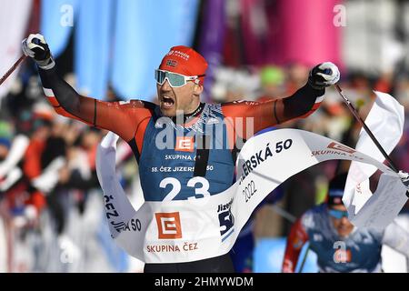 Bedrichov, Tschechische Republik. 13th. Februar 2022. Der norwegische Andreas Nygaard feiert den Sieg nach dem internationalen Ski Classics Tour-Langlaufrennen Jizerska padesatka 50km in Bedrichov bei Liberec, Tschechien, 13. Februar 2022. Kredit: Radek Petrasek/CTK Foto/Alamy Live Nachrichten Stockfoto