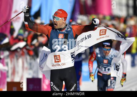 Bedrichov, Tschechische Republik. 13th. Februar 2022. Der norwegische Andreas Nygaard feiert den Sieg nach dem internationalen Ski Classics Tour-Langlaufrennen Jizerska padesatka 50km in Bedrichov bei Liberec, Tschechien, 13. Februar 2022. Kredit: Radek Petrasek/CTK Foto/Alamy Live Nachrichten Stockfoto