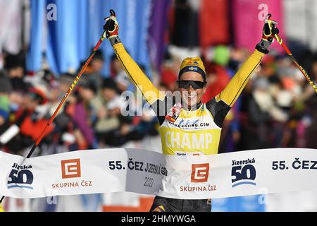 Bedrichov, Tschechische Republik. 13th. Februar 2022. Die Schwedin Ida Dahl feiert den Sieg nach dem internationalen Ski Classics Tour-Langlaufrennen Jizerska padesatka 50km in Bedrichov bei Liberec, Tschechien, 13. Februar 2022. Kredit: Radek Petrasek/CTK Foto/Alamy Live Nachrichten Stockfoto