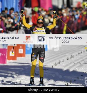 Bedrichov, Tschechische Republik. 13th. Februar 2022. Die Schwedin Ida Dahl feiert den Sieg nach dem internationalen Ski Classics Tour-Langlaufrennen Jizerska padesatka 50km in Bedrichov bei Liberec, Tschechien, 13. Februar 2022. Kredit: Radek Petrasek/CTK Foto/Alamy Live Nachrichten Stockfoto