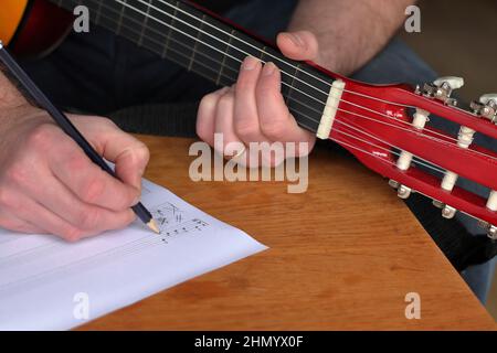 Songwriter komponiert einen Song für Gitarre Stockfoto