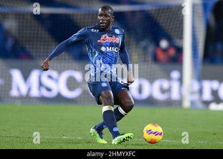 Neapel, Italien. 12th. Februar 2022. Kalidou Koulibaly von SSC Napoli während des Serie-A-Spiels zwischen Napoli und FC Internazionale im Stadio Diego Armando Maradona, Neapel, Italien am 12. Februar 2022. Kredit: Giuseppe Maffia/Alamy Live Nachrichten Stockfoto