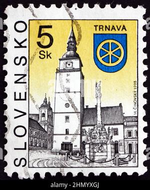 SLOWAKEI - UM 1998: Eine in der Slowakei gedruckte Briefmarke zeigt Trnava (Platz der Heiligen Dreifaltigkeit), ist eine Stadt in der Westslowakei, um 1998 Stockfoto