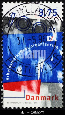 DÄNEMARK - UM 1996: Eine in Dänemark gedruckte Briefmarke, die dem dänischen Arbeitgeberverband gewidmet ist, hundertjähriges Jubiläum, um 1996 Stockfoto